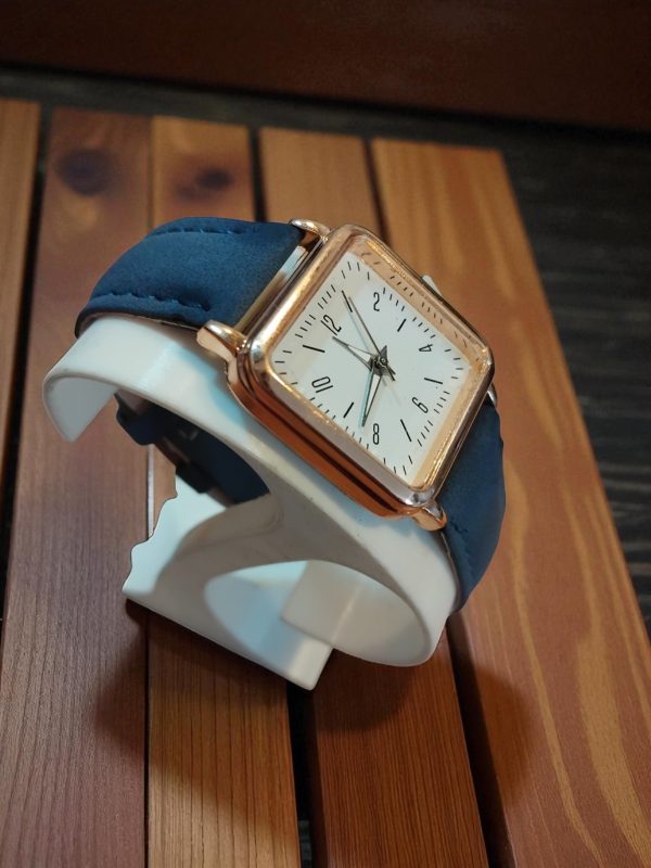 (LW25) Ladies / teenager square face watch