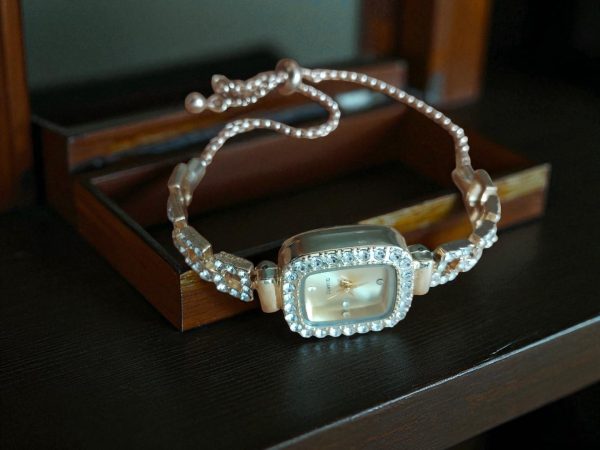 (LW3) Ladies teenager drawstring watch boxed