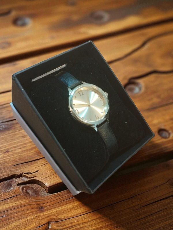 (LW60) Claire's ladies / teenager slim leather strap watch - Image 3