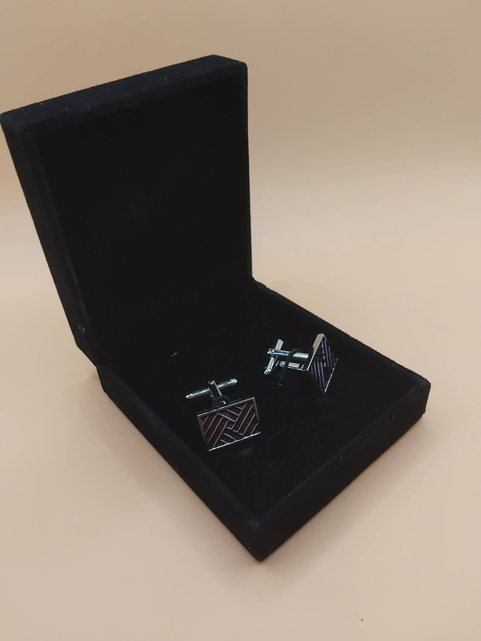(Cf2) Asymmetrical rectangular pair of boxed cufflinks - Image 3