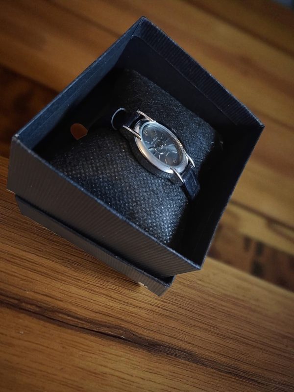 (Lc20) Le Chat ladies/teens leather strap dress watch - Image 2
