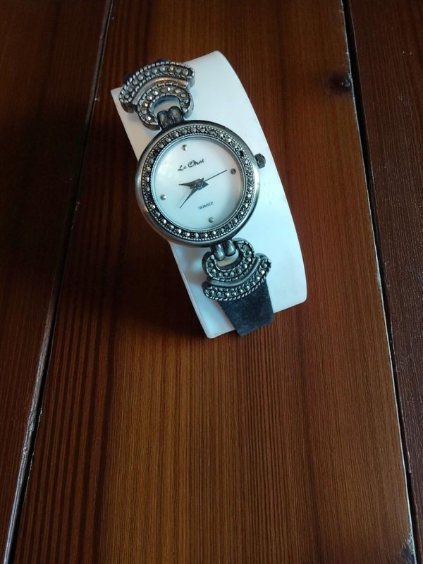 (Lc25) Le Chat ladies/teens leather strap evening dress watch - Image 3