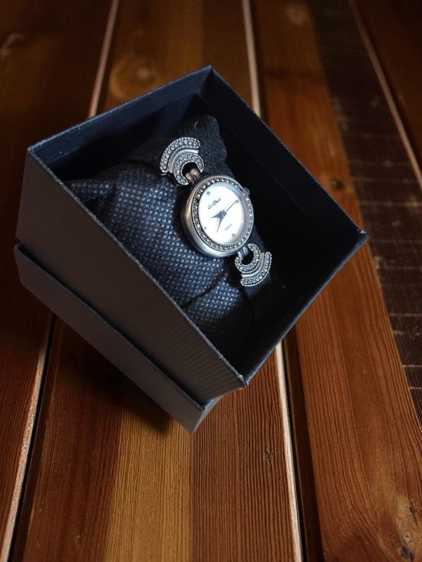 (Lc25) Le Chat ladies/teens leather strap evening dress watch - Image 2