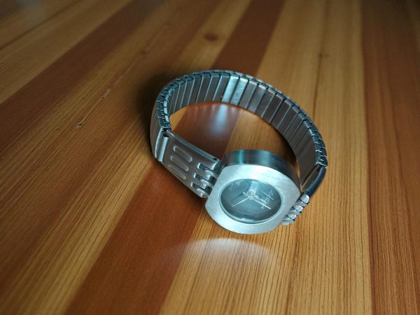 (Lc27) Le Chat ladies/teens brushed stainless steel expandable strap watch - Image 3