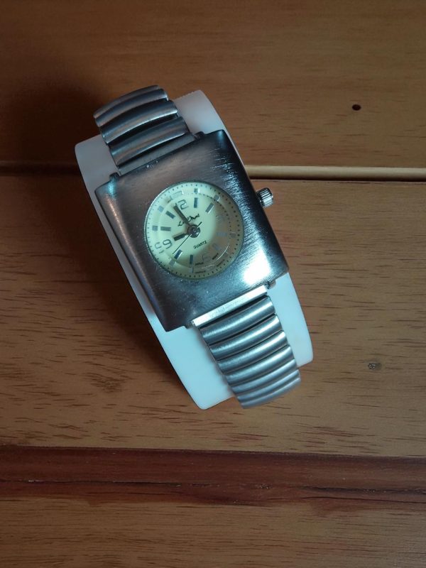 (Lc30) Le Chat ladies/teens brushed stainless steel expandable strap watch - Image 3