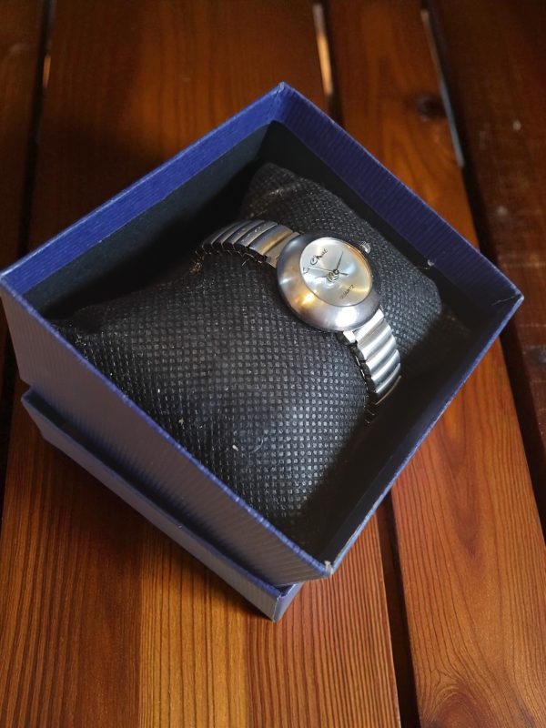 (Lc31) Le Chat ladies/teens brushed stainless steel expandable strap watch - Image 2