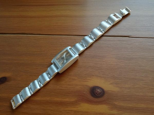 (Lc38) Le Chat ladies/teens brushed stainless steel small wrist watch - Image 5