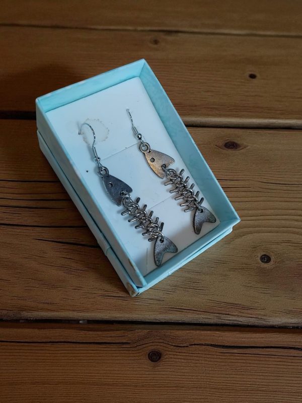 (E40) Unisex goth punk fish bone pair of earrings - Image 2
