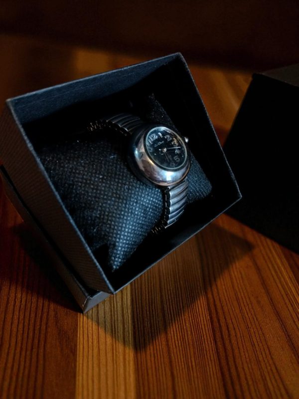 (Lc41) Le Chat ladies/teens stainless steel expandable strap watch - Image 2