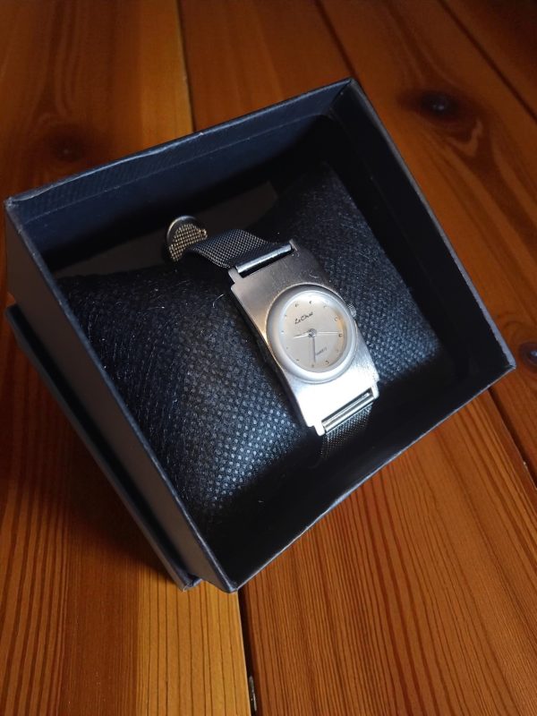 (Lc46) Le Chat ladies/teens brushed stainless steel strap watch - Image 2