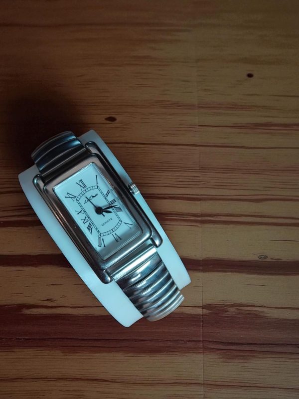 (Lc54) Le Chat Ladies/teens on expandable stainless steel strap watch - Image 3