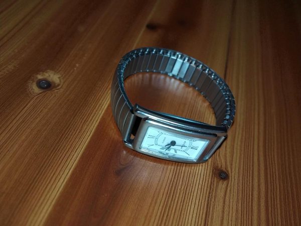 (Lc54) Le Chat Ladies/teens on expandable stainless steel strap watch - Image 4