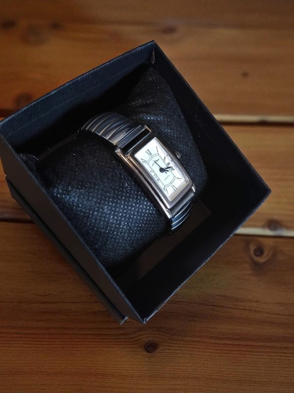 (Lc54) Le Chat Ladies/teens on expandable stainless steel strap watch - Image 2