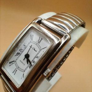 (Lc54) Le Chat Ladies/teens on expandable stainless steel strap watch