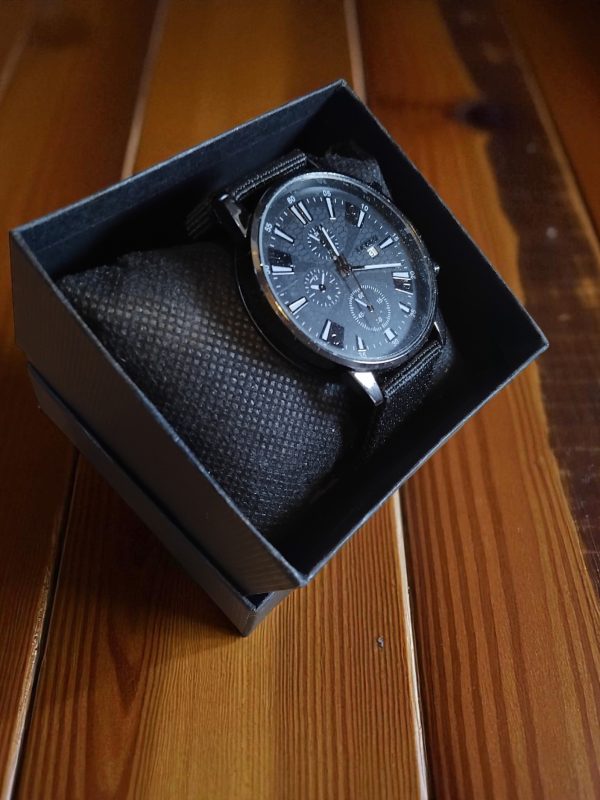 (MW55) Gents/Teenagers ribbed material strap watch with date function - Image 2