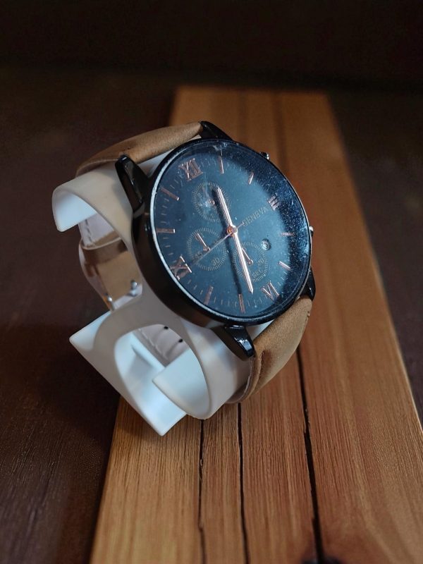 (MW58) Gents/Teenagers Geneva leather strap watch with date function - Image 3