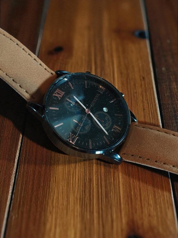 (MW58) Gents/Teenagers Geneva leather strap watch with date function