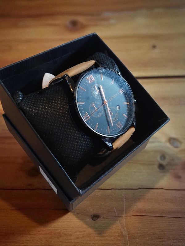 (MW58) Gents/Teenagers Geneva leather strap watch with date function - Image 2