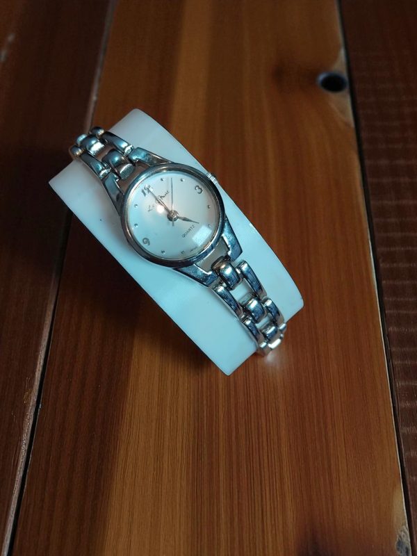 (Lc60) Ladies / teens stainless steel dress watch - Image 3