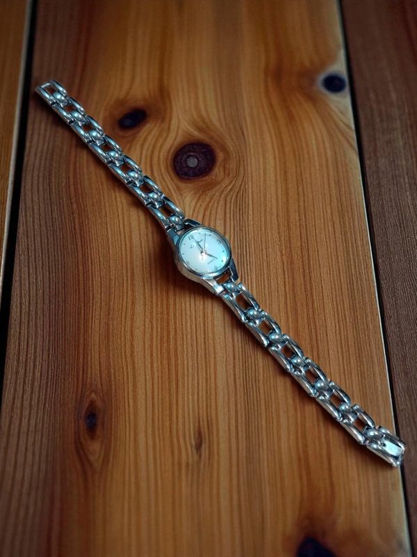 (Lc60) Ladies / teens stainless steel dress watch - Image 4