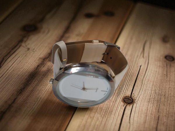 (LW71) Ladies quartz thick white leather strap watch BARGAIN!!! - Image 3