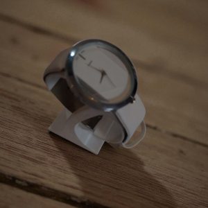 (LW71) Ladies quartz thick white leather strap watch BARGAIN!!!