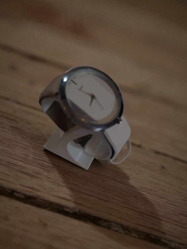 (LW71) Ladies quartz thick white leather strap watch BARGAIN!!!