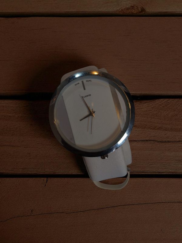 (LW71) Ladies quartz thick white leather strap watch BARGAIN!!! - Image 4