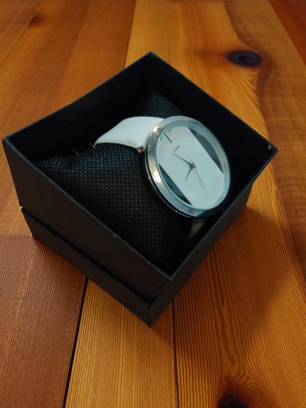 (LW71) Ladies quartz thick white leather strap watch BARGAIN!!! - Image 2