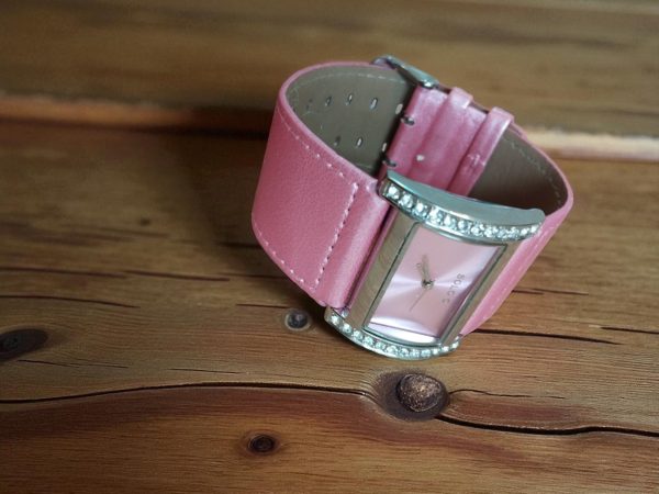 (LW79) SOLO Ladies pink thick banded leather strap wrist watch - Image 3