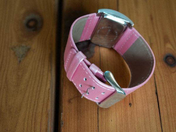 (LW79) SOLO Ladies pink thick banded leather strap wrist watch - Image 4