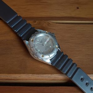 (MW100) Chateau Gents / teenagers watch with date feature