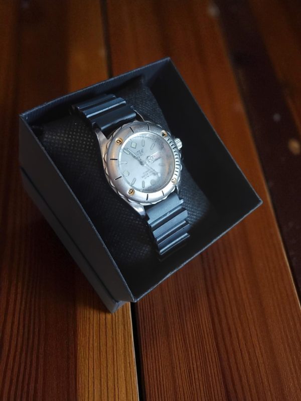 (MW100) Chateau Gents / teenagers watch with date feature - Image 4