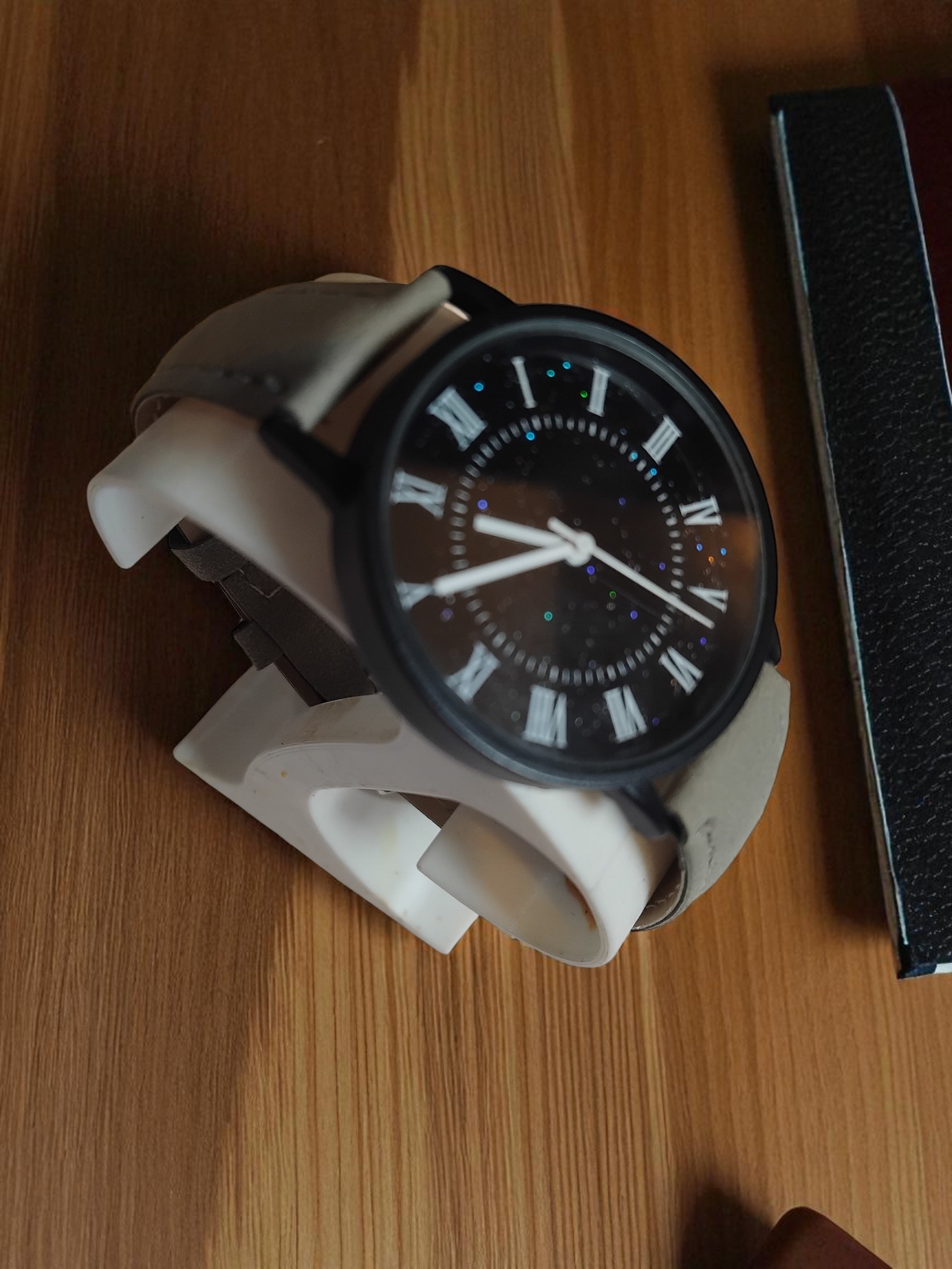 (BW-56) Unisex simplistic design leather strap watch - Image 2