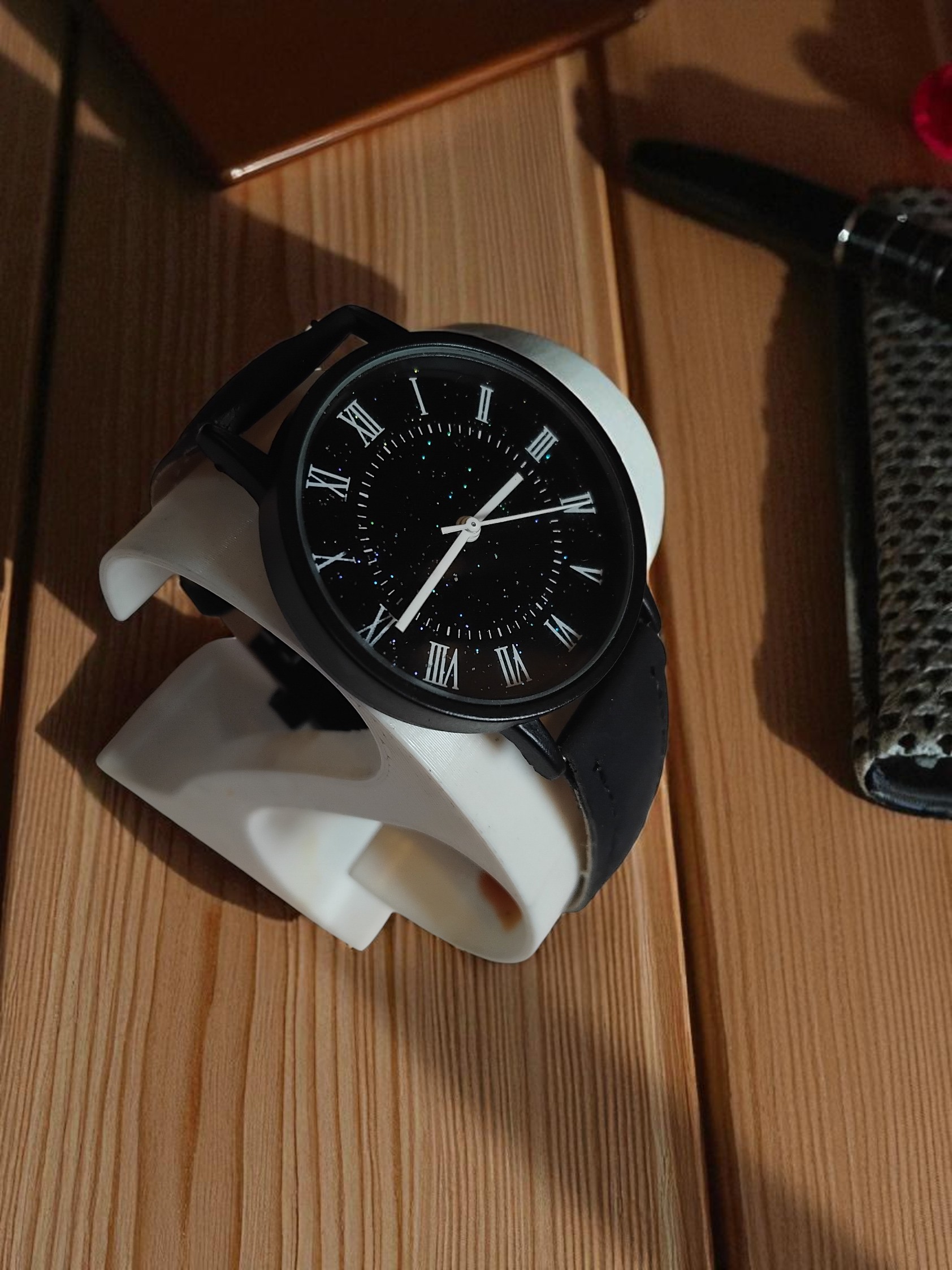 (BW-56) Unisex simplistic design leather strap watch - Image 3