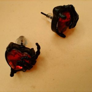 (BE22) Pair of small heart in claw boxed earrings