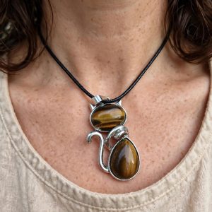 (N2) Tiger's eye seated cat pendant necklace